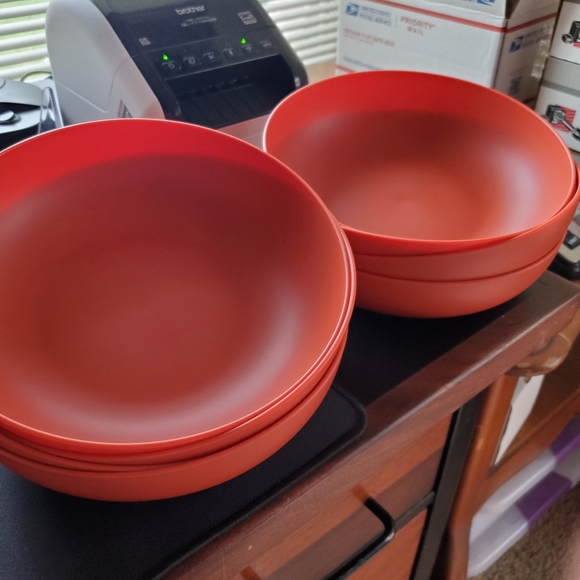 8 bowls. Plastic 8in round - Picture 2 of 3